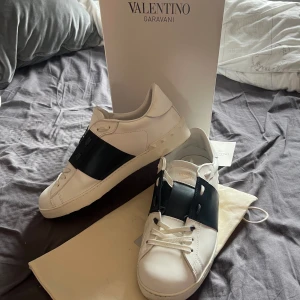 Valentino skor - Säljer dessa   skor i färgen navy sjukt billigt för att köpa flycrews. Skick 9/10 Tillkommer: skor, box, 1dustbag Hör av er vid frågor. Kan va1:1🙌