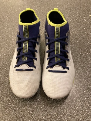  Snygga Fotbollsskor storlek 36 - Ett par snygga fotbollsskor i storlek 36 . Lätt använda och bra skick . 