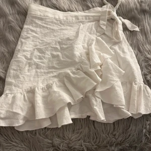 söt sommarkjol ✨ - fin vit sommarkjol jag inte använder, finns redan i annan annons på min profil men här med gratis frakt :)) hör av er vid frågor!!