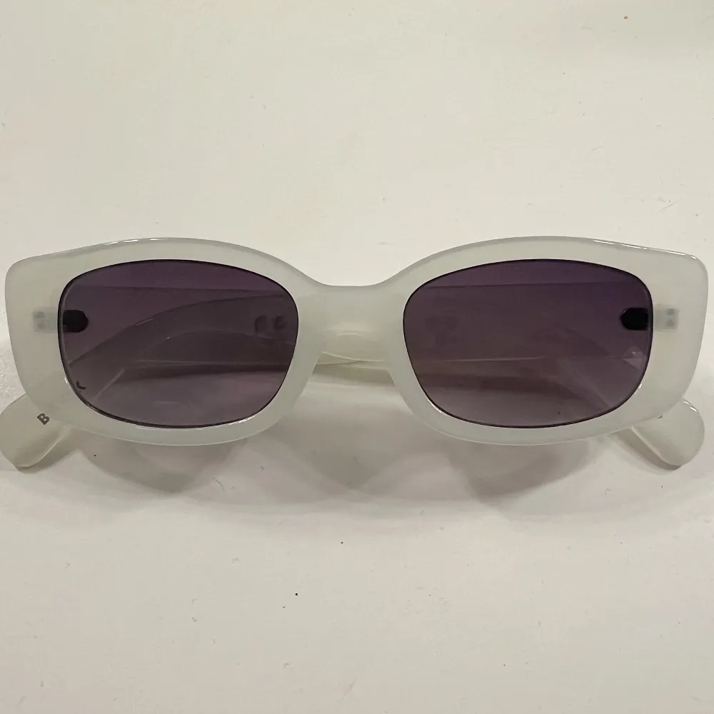 Grå/vita solbrillor från Bikbok som i princip aldrig kommit till användning!😎. Accessoarer.