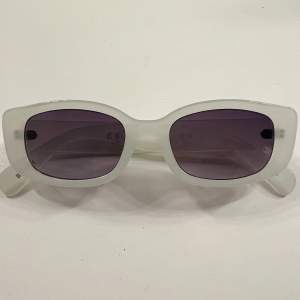 Grå/vita solbrillor från Bikbok som i princip aldrig kommit till användning!😎