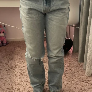 Mid waist straight leg jeans  - Jeans i mycket bra skick, aldrig andvändt då de satt lite för löst i midjan. Köpta för 400kr.  