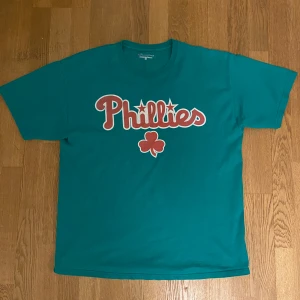 Vinatage Champion T-Shirt - En fin vintage tröja från champion. Den är använd men inga defekter 