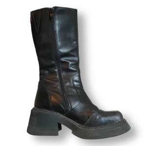 Chunky Bratz Skor - Äldre lite tyngre chunky platåklackskor från Sidewalk, storlek 38. Limmet ser gammalt ut runt sulan så jag tipsar att limma om skorna med tiden. Jag kan inte garantera att sulorna håller, därav tar jag ej emot retur & refund ifall sulorna går av!