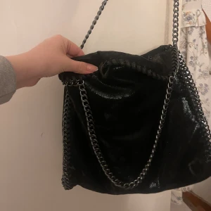 kedjeväska  - säljer nu min fina väska💛har lite defekter som syns på bilderna💛säljer då den tyvärr inte kommer till användning längre 💛köpt för längesen så minns ej vart