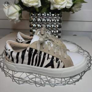 Jättesnygga zebra skor i strl 37❤️