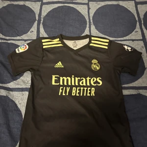 Real Madrid tröja (Benzema) - Säljer eftersom den har blivit för liten den är storlek 176