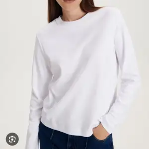 säljer nu denna vita basic tröjan från Dollarstore då den är lite liten på mig💕jag har använt den nån gick och de finns ett litet hål i den som man kan se på bild 3💓annars fint skick,hör av er vid frågor mm och kom med prisförslag.