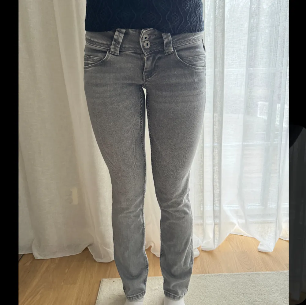 Grå pepe jeans låg midja. Straight low waist ”Venus” stl 26/32 Ord pris 849kr, mitt pris 399kr. Jeans & Byxor.