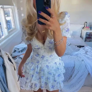 Blommig zara klänning slutsåld!💗 - FRI FRAKT I 7 DAR Säljer denna populära klänningen från zara🩵 strl xs kan passa s slutsåld och finns inte att köpa sedan längesedan, köptes för 750kr (tror jag) endast testad🫶🏼⭐️ kontakta för mer info