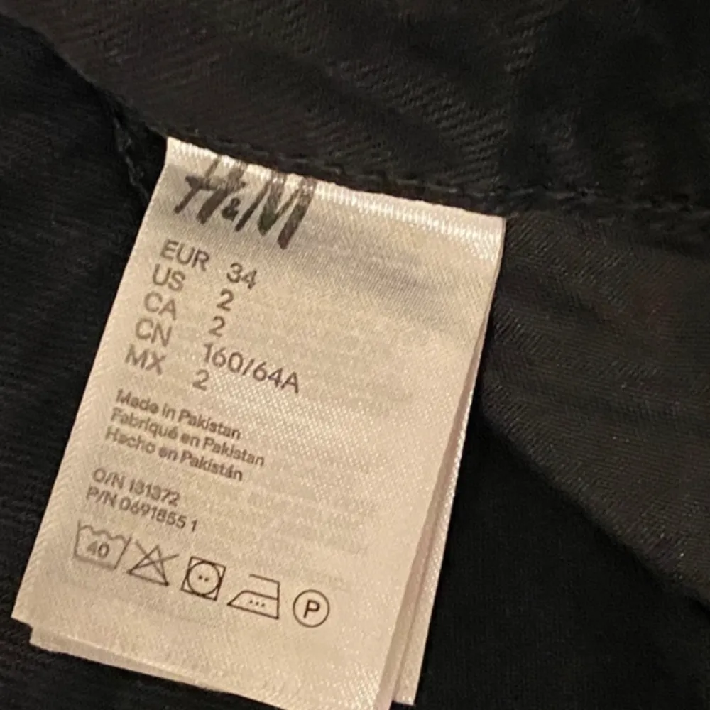Svart jeanskjol från H&M DIVIDED Storlek 34! Oanvänd  Perfekt skick  5 fickor  Svart  Dragkedja . Kjolar.