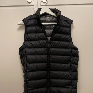 Uniqlo väst - Säljer nu min svarta uniqlo väst i storlek XS köptes för 600 mitt pris 350 knappt använd 10/10 kond hör av er vid frågor eller funderingar 