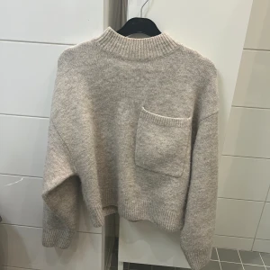 Stickad tröja från & Other stories  - Skön stickad tröja från The Other stories i storlek XS💕 Endast använd några gånger. Skriv privat vid frågor🥰🫶