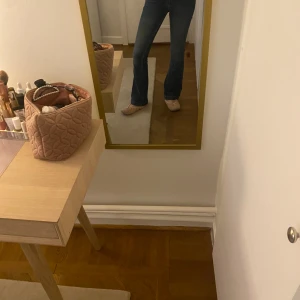 Så snygga lågmidjade jeans - Säljer dessa så snygga lågmidjade utsvängda jeansen. Det är från subdued och nypris var 700kr, säljer för 350. Jeansen är använda men inga slitningar. Köp privat för mått💞💞