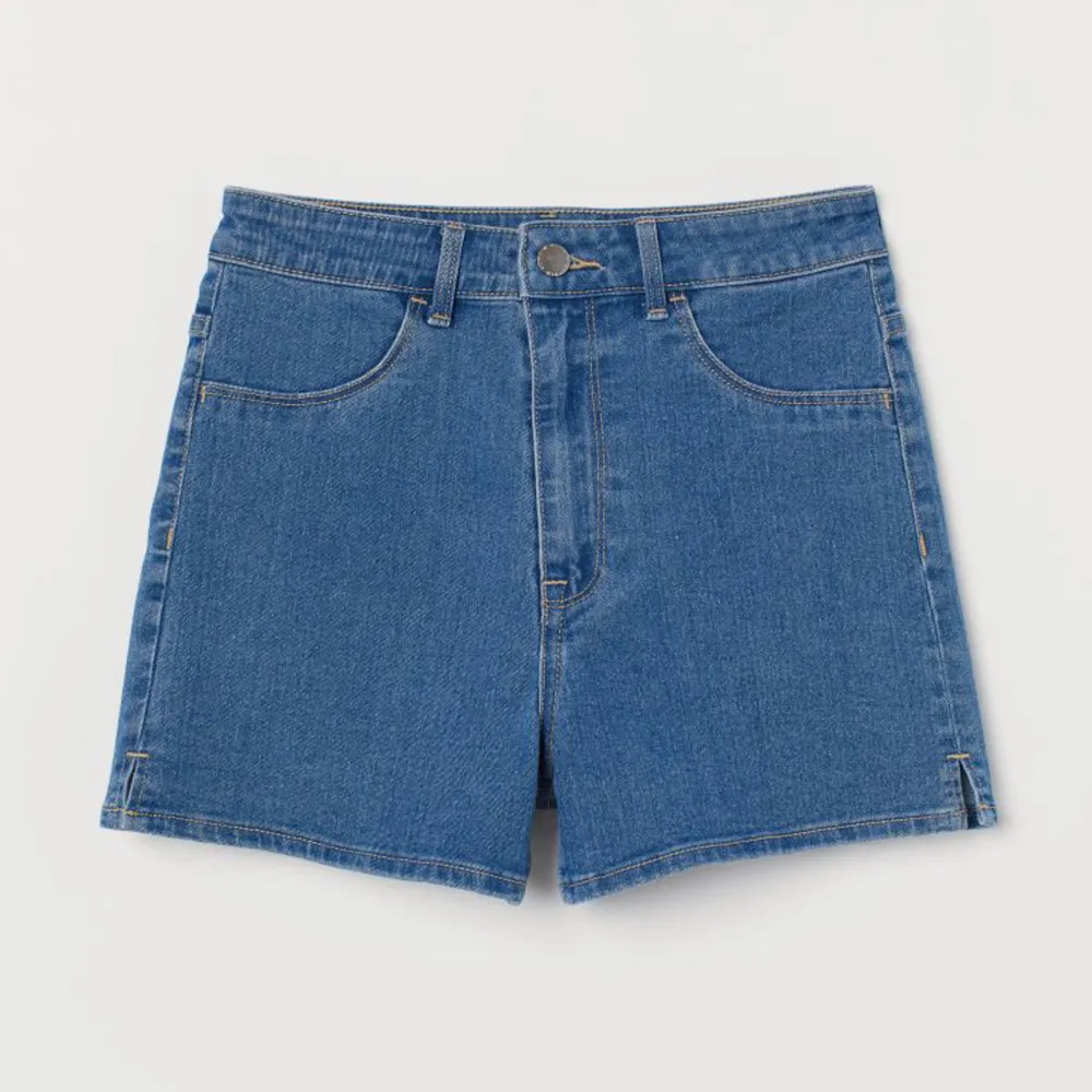 Stretchiga shorts ifrån H&M. Shortsen har hög midja, gylf med dragkedja och knapp. Fuskfickor fram och riktiga bakfickor. Kort slits på båda sidorna.. Shorts.