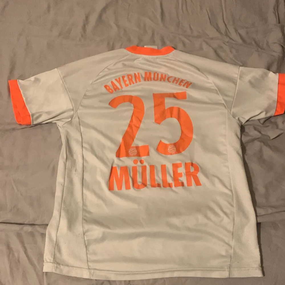 Säljer den här Bayern München tröjan från 2014 med Thomas Müller på ryggen är i storlek S men kan även användas som XS, priset är inte fastspikat och kan diskuteras och var inte rädd för att ställa några frågor . T-shirts.