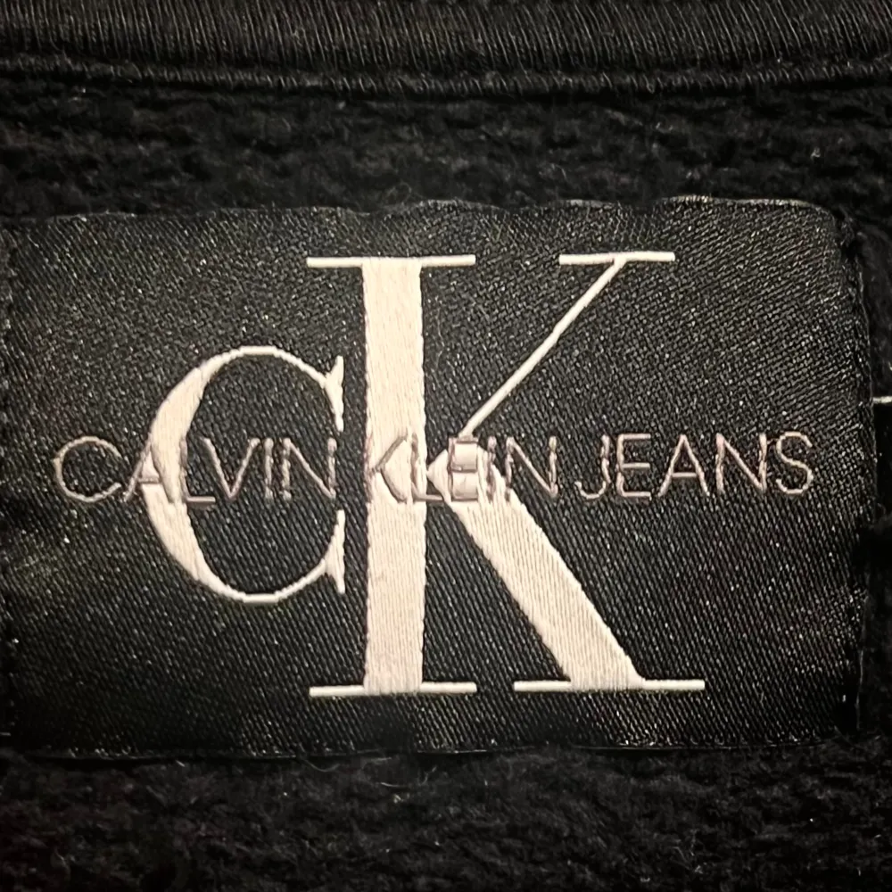 Fin tröja från Calvin Klein Jeans, st S.   Min dotter rensar ur garderoben så titta gärna på mina andra annonser också. . Tröjor & Koftor.