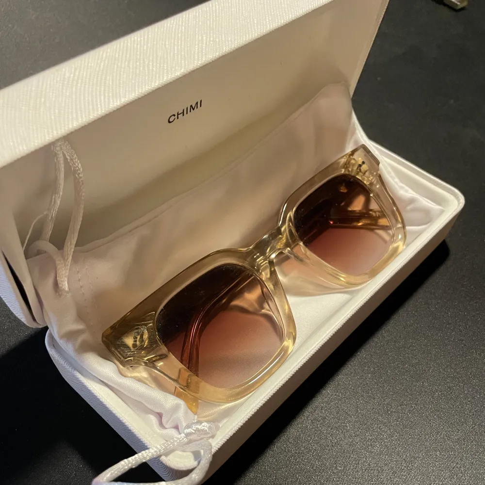 Solglasögon från Chimi med modellen 04. Perfekta till sommaren. De är endast använda ett fåtal gånger och har inga defekter. Alla lådor samt putsduk och fodral tillkommer.. Övrigt.
