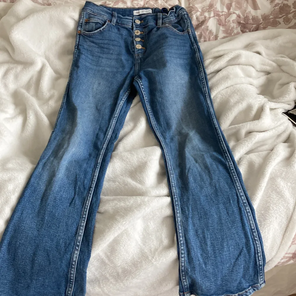 Super fina Zara jeans som är i sorlek 158-164.  Säljer då dom börjar bli förkorta, super fint skick❤️. Jeans & Byxor.