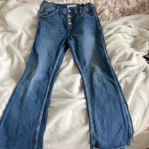 Super fina Zara jeans som är i sorlek 158-164.  Säljer då dom börjar bli förkorta, super fint skick❤️