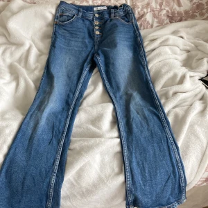Zara Jeans❤️ - Super fina Zara jeans som är i sorlek 158-164.  Säljer då dom börjar bli förkorta, super fint skick❤️