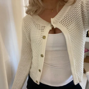 Kofta  - Stickad kofta med guldiga knappar. Supersöt och perfekt nu till våren. Säljer då jag har andra liknande. Har bara använt någon gång💓