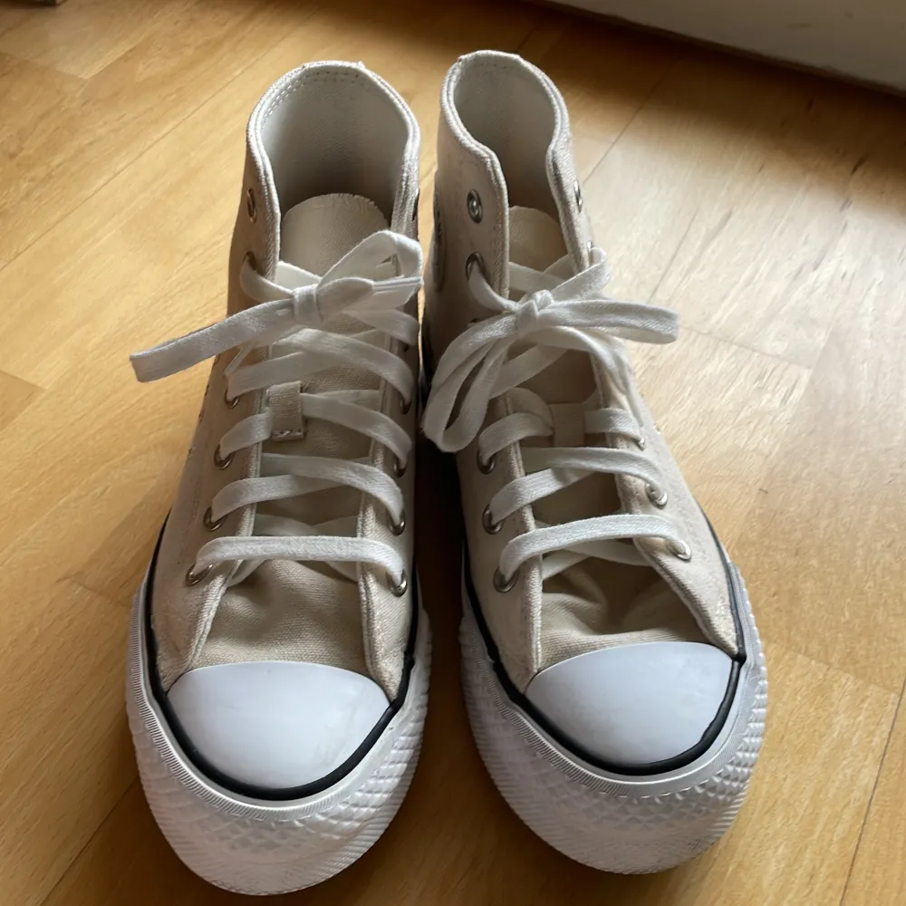 Användt en gång och ser ut som nya! Köpt för ett år sen. Fina detaljer på sidorna av skorna och fina nu till sommaren! Säljer för att de är för små (storlek 34) säg om fler bilder behövs 💘💐. Skor.