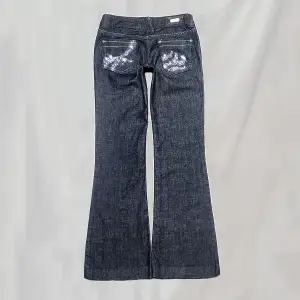 midja: 80 innerben: 76 Jeans vintage från river Island med rhinstones på bakfickorna. Storlek 