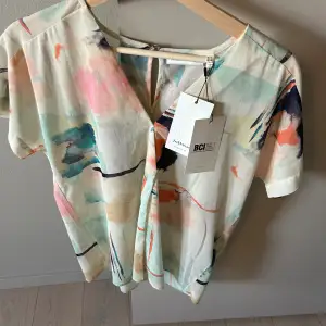 In Wear blus. Oanvänd. Strl 34. Nypris 900kr. Finns i Växjö