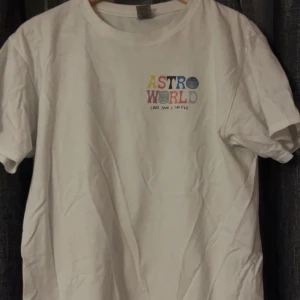 Travis Scott t shirt - Astro world t shirt storlek M men passar S knappt använd  