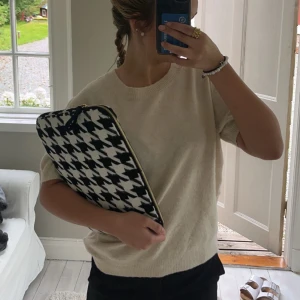 Stickad t shirt  - Säljer nu denna jättefina kortärmade stickade tröjan då den inte kommer till användning💞 storlek L men sitter mer som en S och den är sparsamt använd