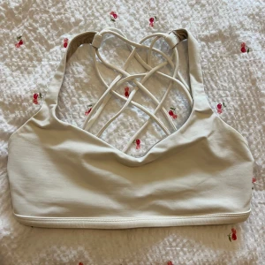 Lululemon sport-bh - Lululemon sport-bh i storken S, i nyskick-använt. Använd gärna ”köp nu” funktionen 😊