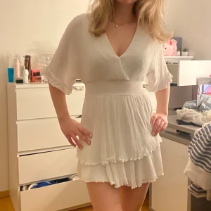 Superfin sommar/studentklänning 💗🌴🌟 - Mycket bra skick- använd ca 2 gånger Kan även användas som kjol om man har tjocktröja💗🤩