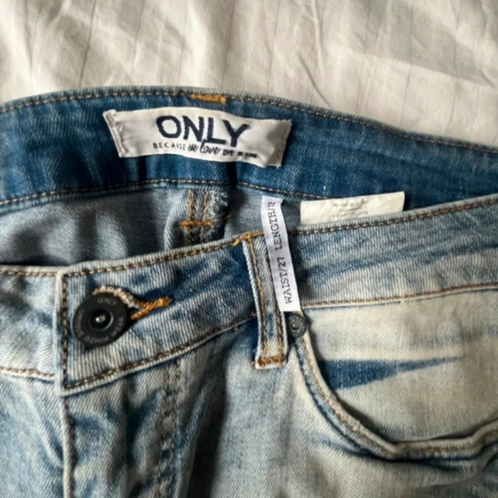 Lågmidjade jeans med hål i fint skick från märket only. Köpta på Vinted men passade tyvärr inte mig, därför har jag inga fler bilder.💗. Jeans & Byxor.