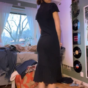 Klänning - en svart jättefin klänning, har aldrig använt och ser heller inte använd ut.  jag säljer den för att jag inte använder den hör av er om pris eller mer information💕