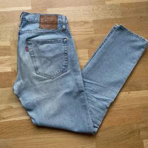 Ljusbla Levi's 512 jeans. Som ny, storlek W30 L32.