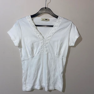 Tröja med spets - Vit tröja i storlek M, spets Köparen står för frakten!