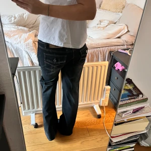 Lågmidjade jeans - Så snygga helt nya jeans! Älskar de verkligen men lite för stora…  Midjebredd: 40cm, Ytterben 110cm och innerben 87cm.