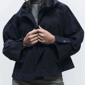 Marinblå parkas/jacka med huva från zara - Endast använd en gång. Perfekt vårjacka. Enkel att styla. Mycket fin passform. Går att klä upp och klä ned. Kan gärna skicka egna bilder på jackan om det efterfrågas.