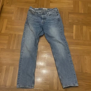 Jack and Jones Jeans Loose/Chris  - Ljusblå jeans i fint skick. Ej använt mycket. Storlek: 30/32 