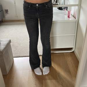 Ett par skitsnygga low waist bootcut jeans från Gina som är för små för mig, köpta för 300kr