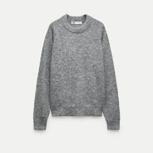 Stickad tröja zara  - Ljusgrå stickad tröja köpt på zara för 400kr. Den är i nyskick och har inga tecken på användning. 🩷