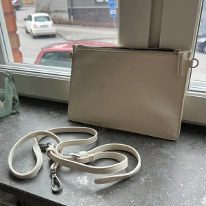 Carin Wester väska  - Väska från Carina Wester. Använd vid studenten och inget därefter.  Kan användas både som clutch och axelrems väska. 