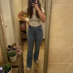 Raka jeans från zara - Jätte fina och långa men tyvärr för stora. Skulle säga att de e stora i storleken, mer som en 40. Använd enstaka gång. Avklippta längst ner för en fransig kant💞