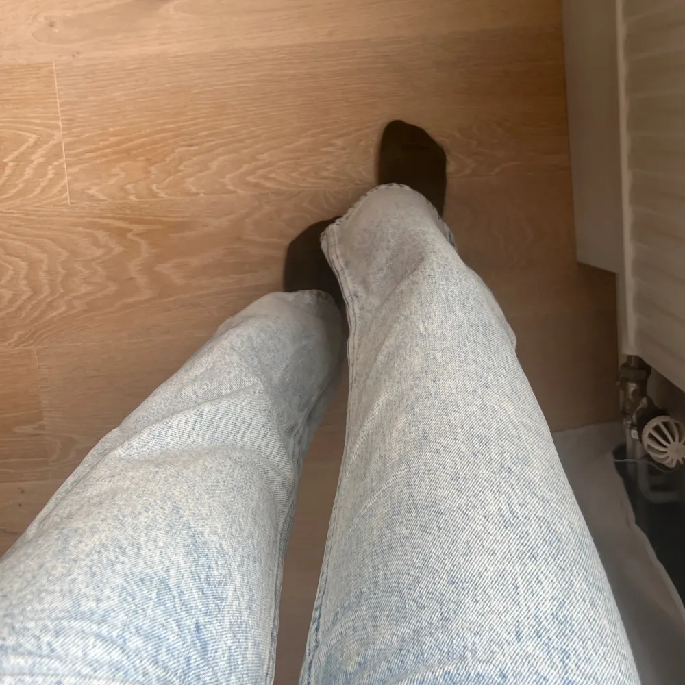 Säljer 3 st jeans från Monki med rak passform i färgerna svart, grå och blå 🖤🩶🩵Storlek: 25 (passar mig som är XS/S). Kan köpas separat för 200 kr/st också. . Jeans & Byxor.