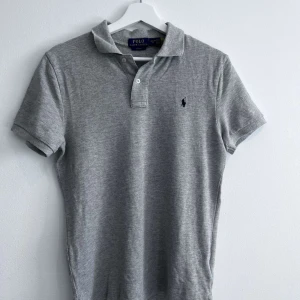 RALPH LAUREN PIKÉ  - Säljer min raulph lauren piké som är i väldigt bra skick. Använt fåtal gånger.Hör av er vid frågor! Pris kan diskuteras.