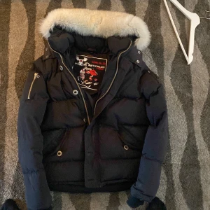 Moose knuckles black label  - Jackan är äkta men skicket är använt därför går jag ner på pris. För att se vart så hör av er 
