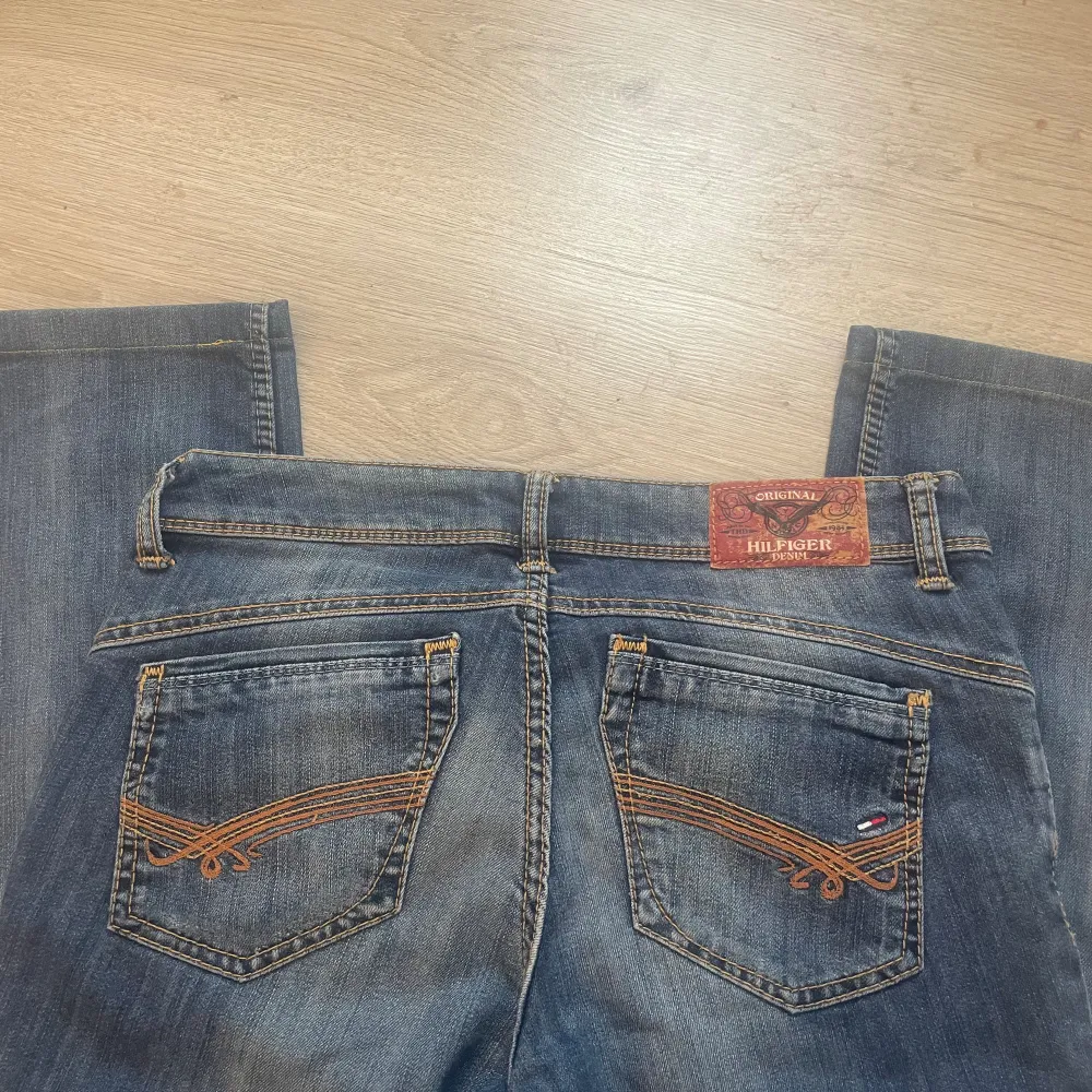 Säljer dessa jeans då dom är förstora för mig och derför kommer jag inte skicka bilder men dom på, men kan skicka flera bilder på dom ❤️. Jeans & Byxor.