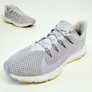 Nike Quest 2 Storlek 38.5 Sneakers Träningsskor Lila - 14 dagars ångerrätt! Fri retur om de inte passar! Skorna är lite smutsiga men är annars i bra skick. Inga hål på utsidan eller insidan. Ingen illa lukt. Hör av dig om du har några frågor! Tack för att du tittade!