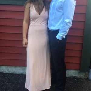 Balklänning  - Klänning som passar till bal/skolavslutning. Använd en gång så i bra skick 💞